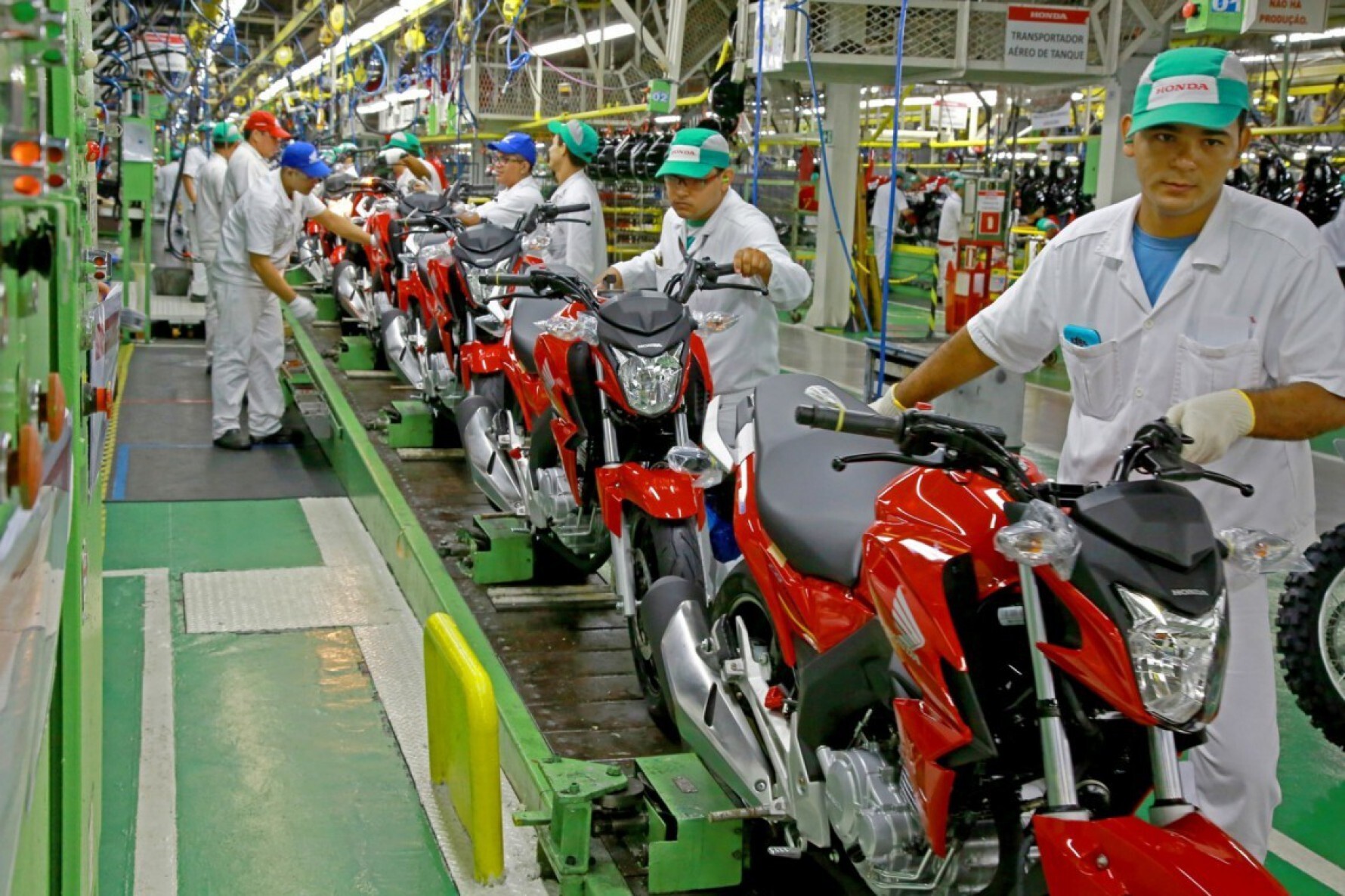 A indústria de motocicletas fechou 2021 com a produção de 1.195.149 unidades, alta 24,2% na comparação com o ano anterior Macaque in the trees