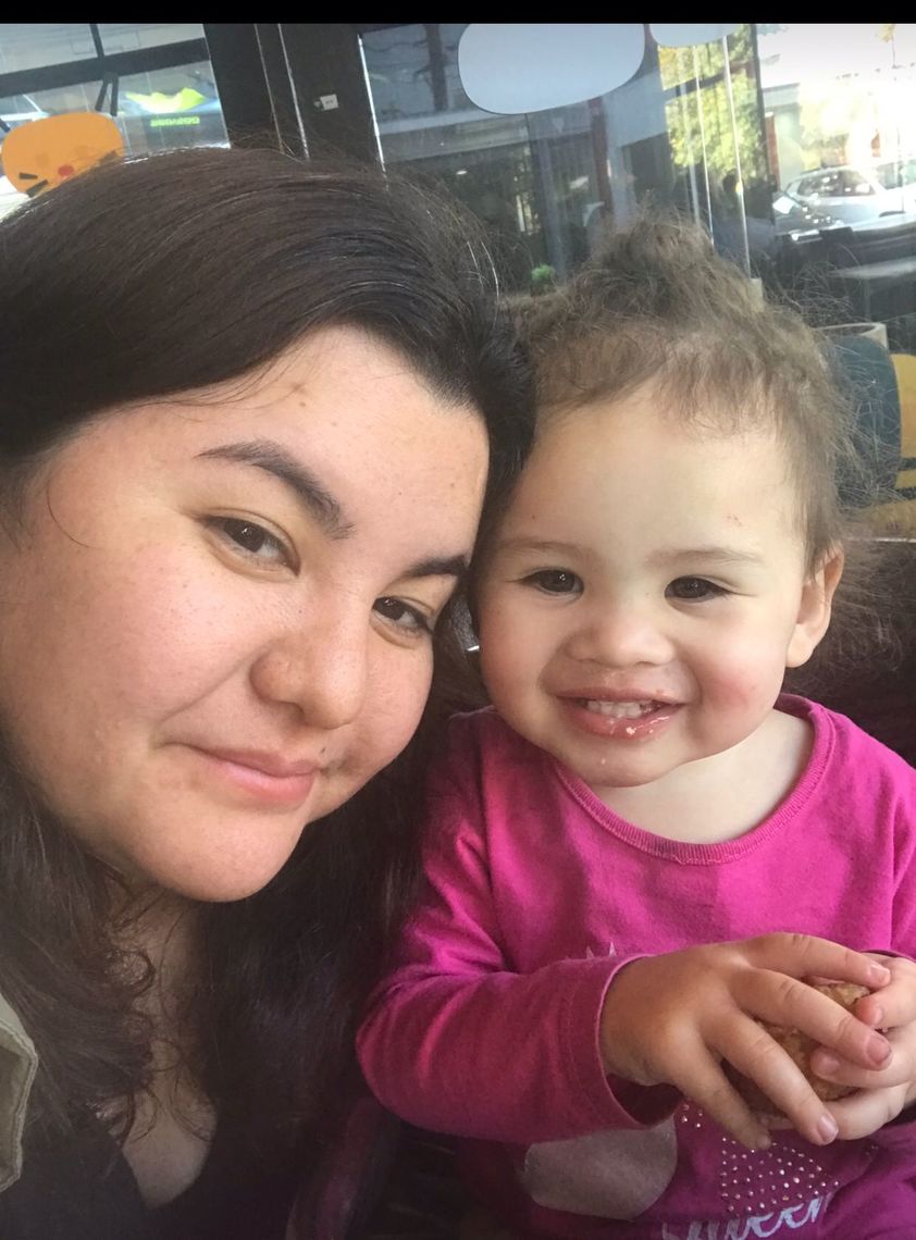 Fernanda sente medo, mas acredita que não ir à escola pode trazer mais prejuízos para a filha Macaque in the trees